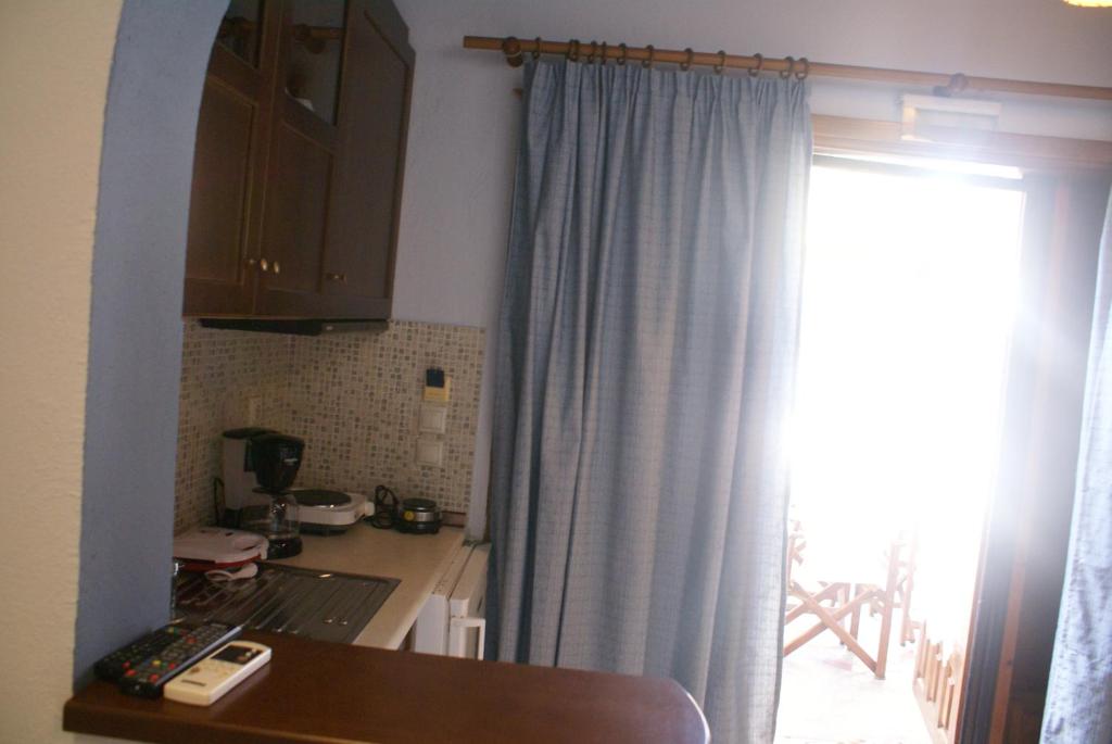 Kuchyň nebo kuchyňský kout v ubytování Nostos Rooms Ammouliani