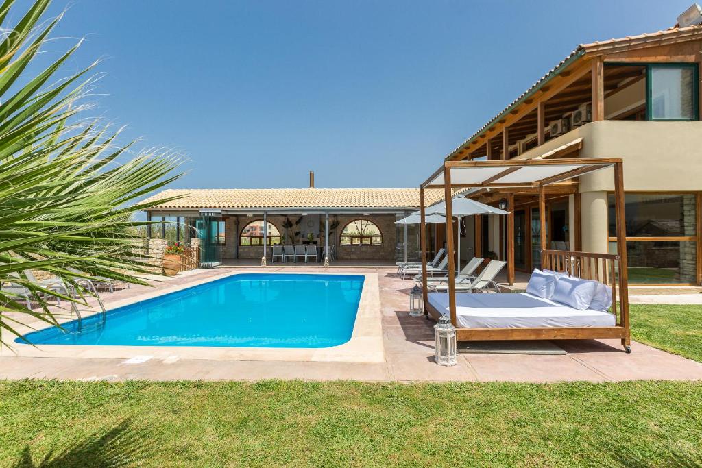 willa z basenem i domem w obiekcie Golden Sand Beach Villa w mieście Magnisía
