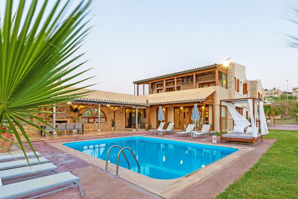 Bazén v ubytovaní Golden Sand Beach Villa alebo v jeho blízkosti