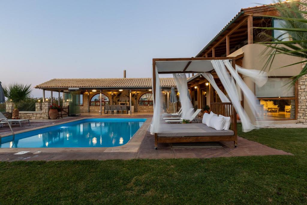 Basen w obiekcie Golden Sand Beach Villa lub w pobliżu