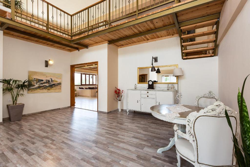 salon ze stołem i krzesłami oraz kuchnię w obiekcie Golden Sand Beach Villa w mieście Magnisía