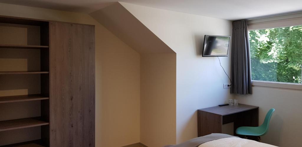 TV a/nebo společenská místnost v ubytování HOTEL L'AVENUE