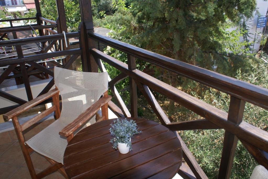 Balkón nebo terasa v ubytování Nostos Rooms Ammouliani