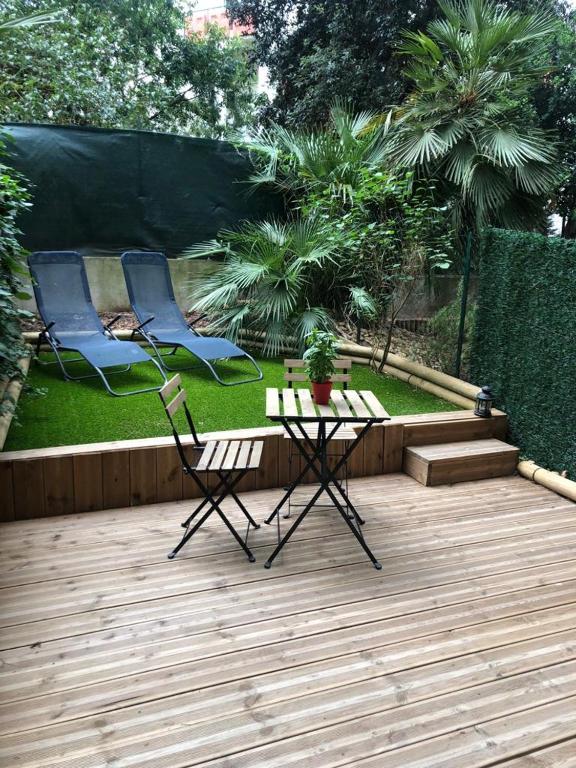 une terrasse avec deux chaises et une table avec une plante en pot dans l'établissement Le Studio Ombragé, à Sète