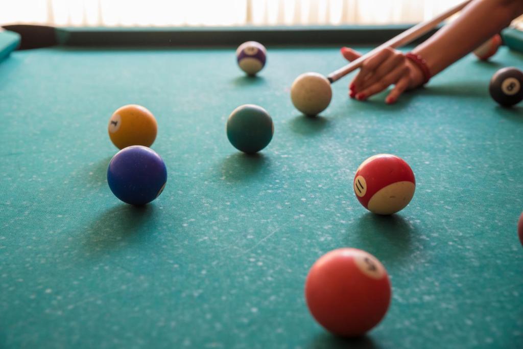 Biliár nebo kulečník v ubytování Smartline Meridian Hotel