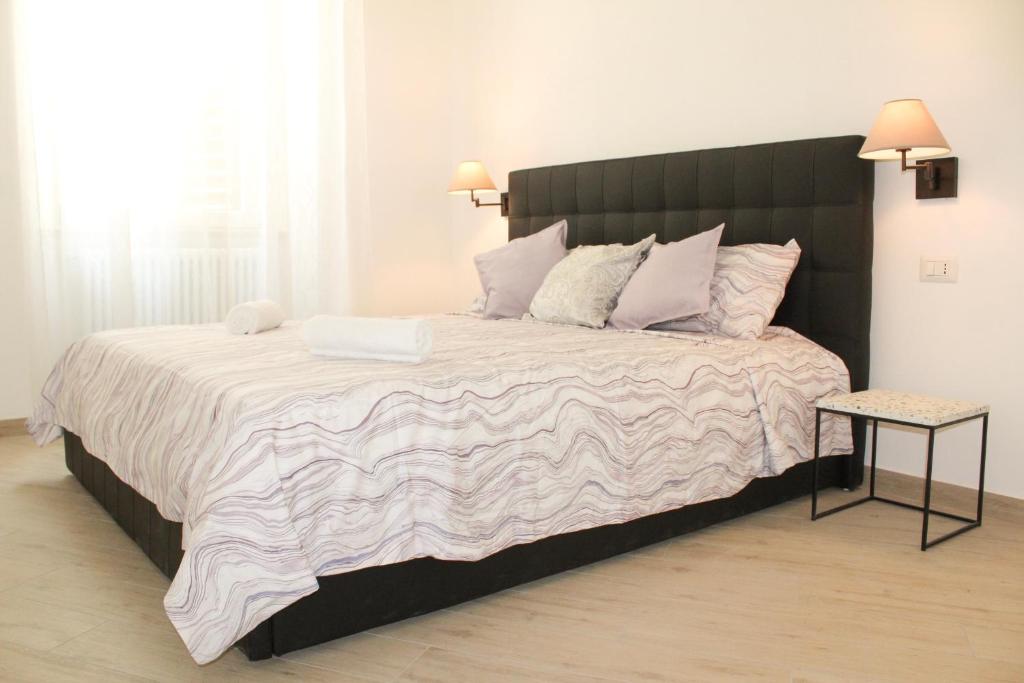 1 cama grande con cabecero negro en un dormitorio en Domus Termini, en Roma