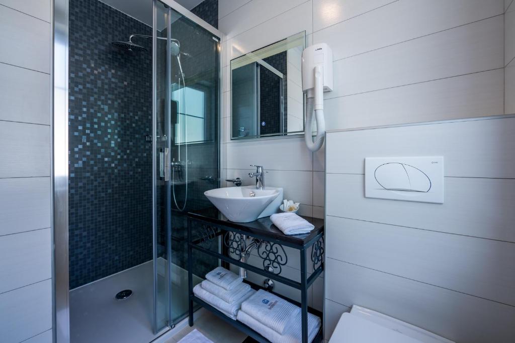 Hotel Domino - Chambre Double Avec Balcon Et Vue Sur Rue