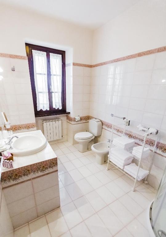 A bathroom at Agriturismo Le Anfore
