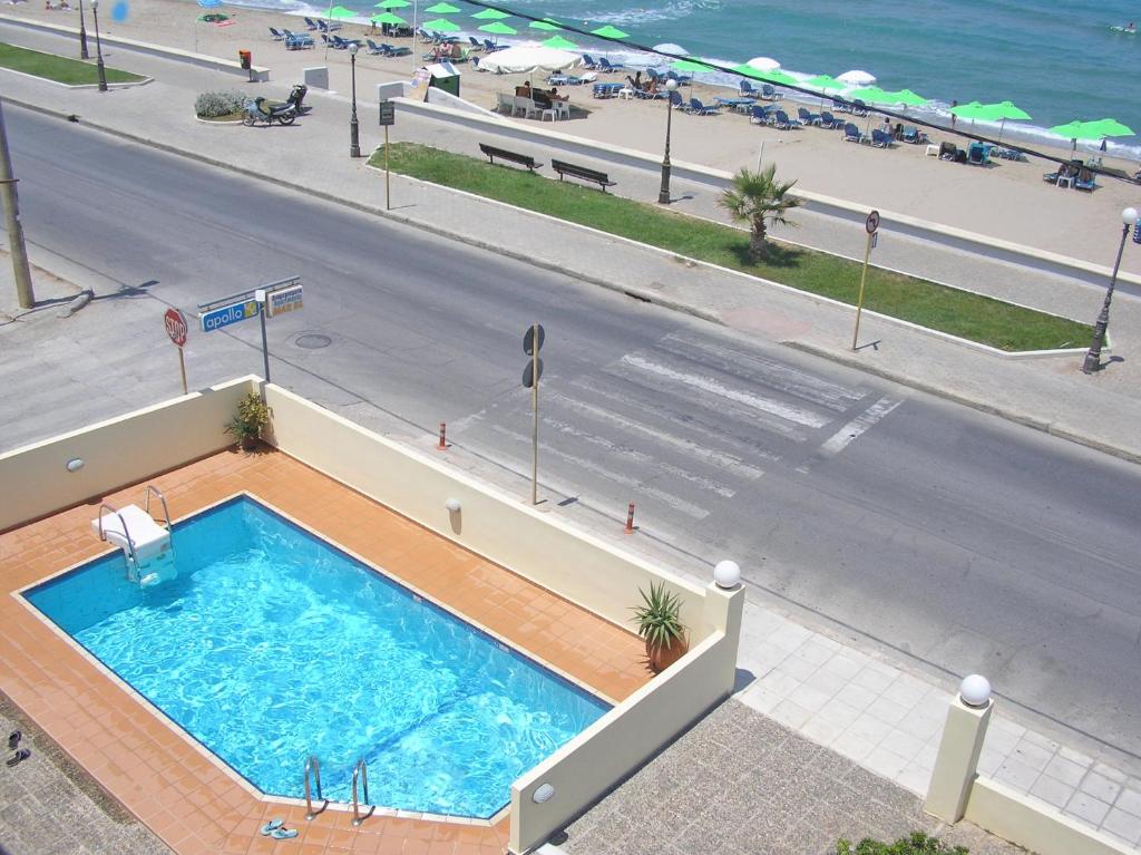 Výhled na bazén z ubytování Marel Apartments nebo okolí