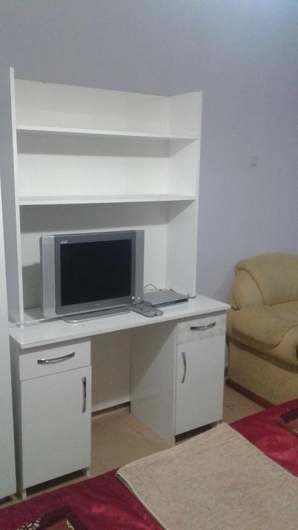 TV a/nebo společenská místnost v ubytování Esin Pansiyon