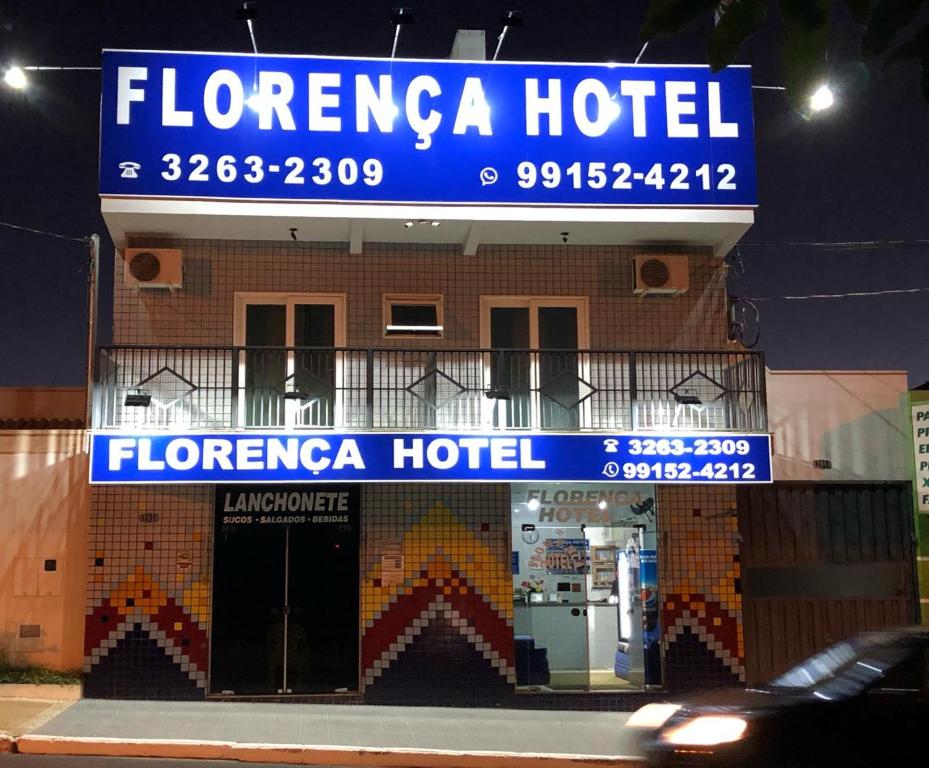 una señal para un hotel florecca al lado de un edificio en Florença Hotel en Santo Anastácio