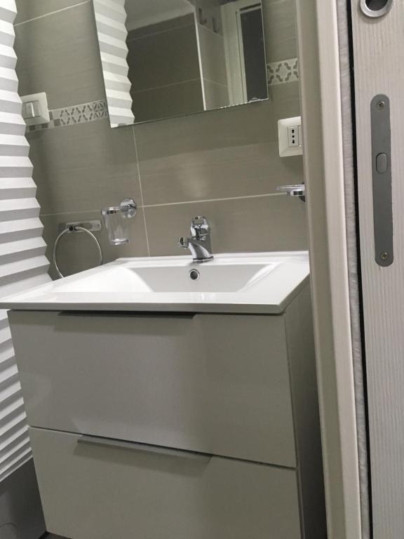 łazienka z umywalką i lustrem w obiekcie casa piano zero w mieście Neapol