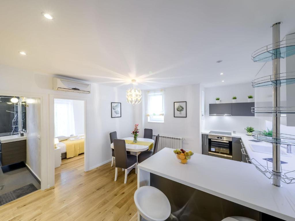 kuchnia i salon ze stołem i jadalnią w obiekcie Superior Central Stay w Zagrzebiu