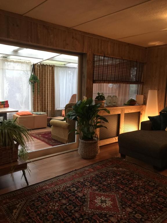 een woonkamer met een bank en een tafel bij Boshuisje in Haaksbergen