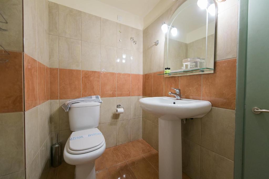 Koupelna v ubytování Plaz Hotel