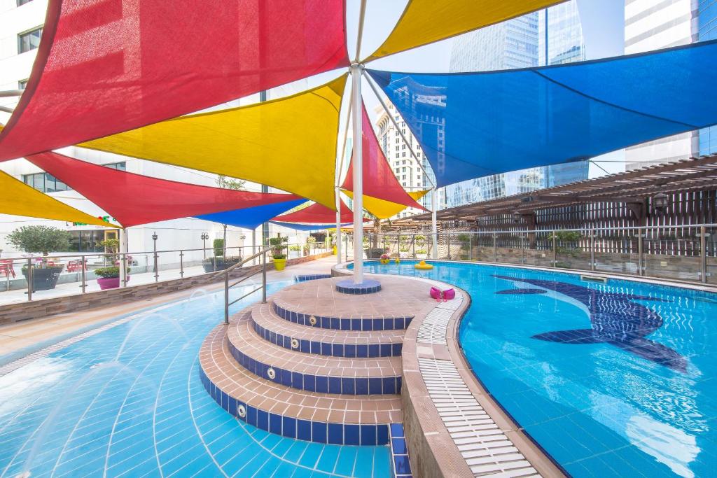 Bazén v ubytování Ezdan Hotel Doha nebo v jeho okolí