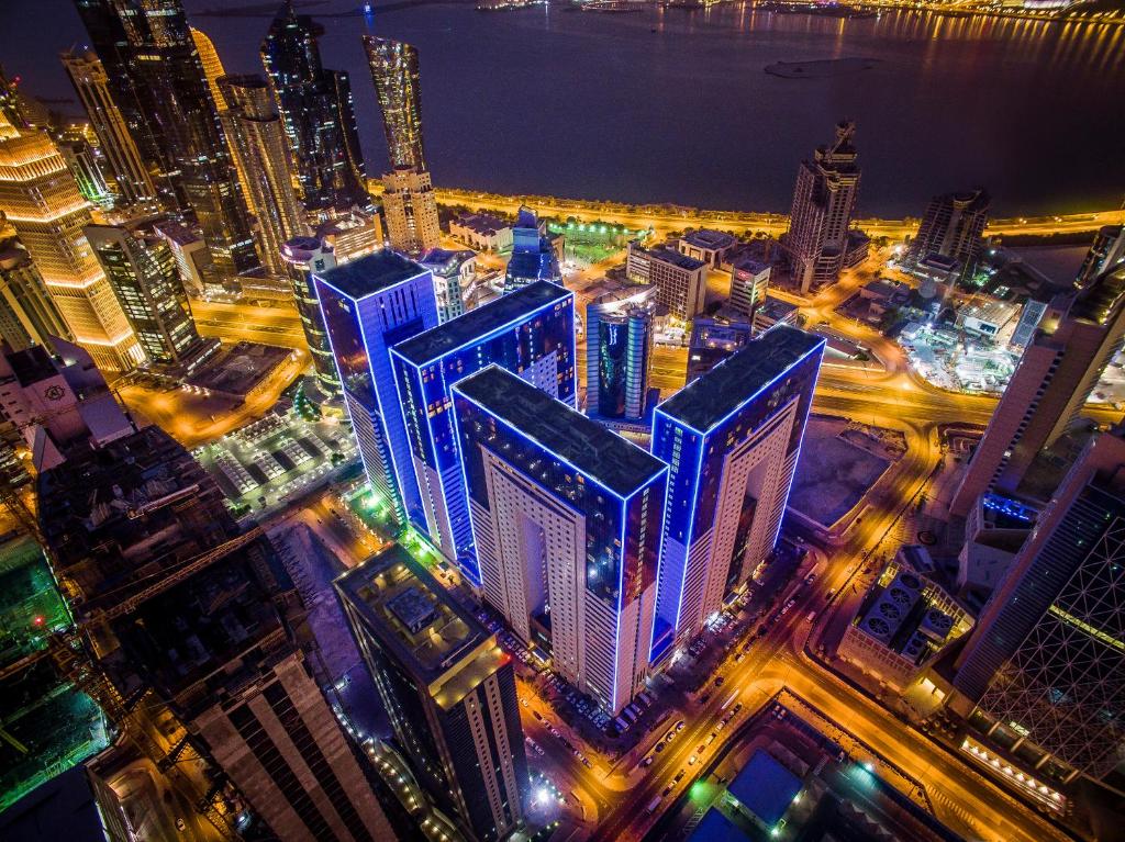 una vista aérea de una ciudad por la noche en Ezdan Hotel Doha, en Doha