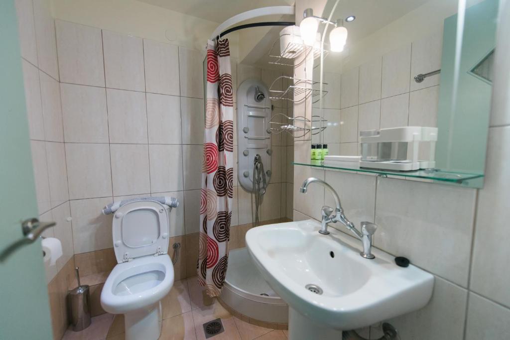 Koupelna v ubytování Plaz Hotel