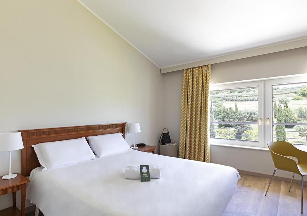 מיטה או מיטות בחדר ב-B&B Hotel Affi - Lago di Garda