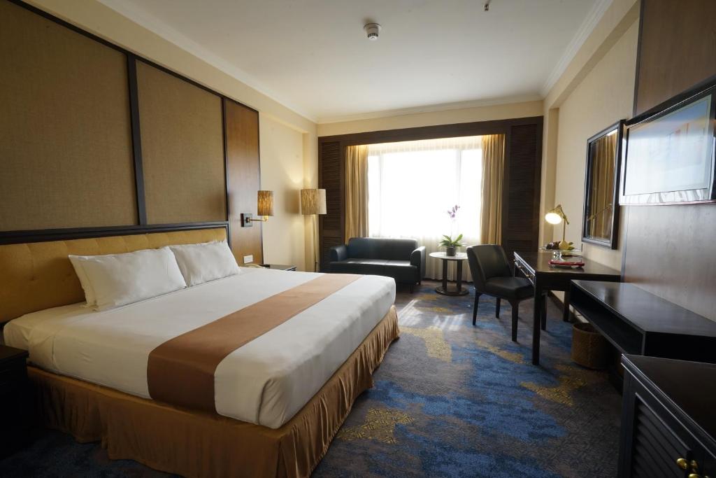 Postel nebo postele na pokoji v ubytování Grand Diamond Hotel Yogyakarta