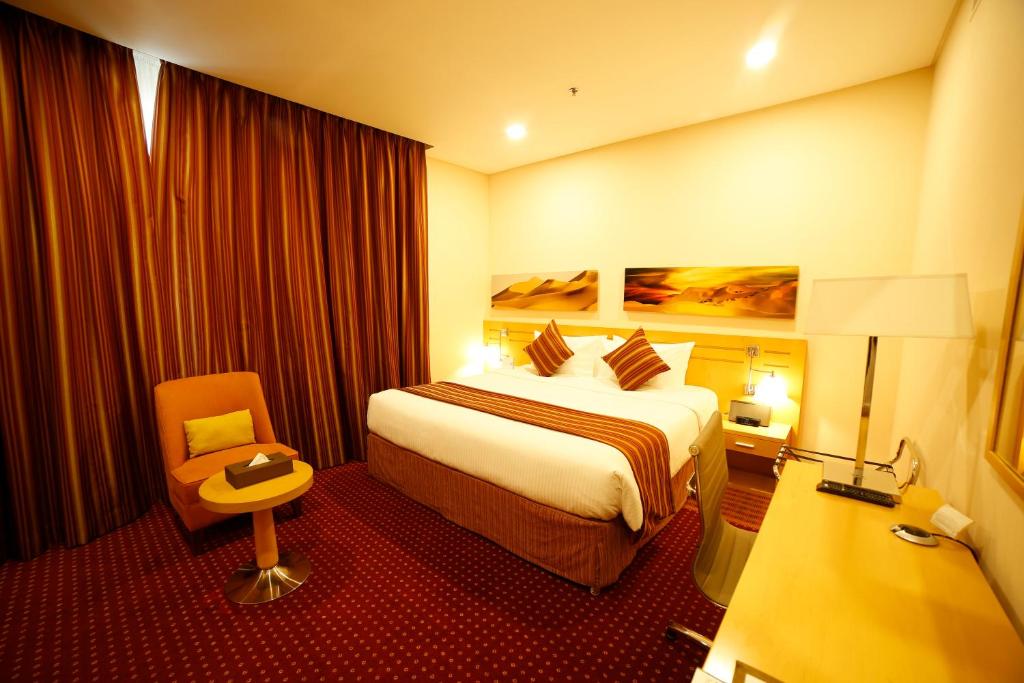 Postel nebo postele na pokoji v ubytování City Seasons Hotel & Suites Muscat