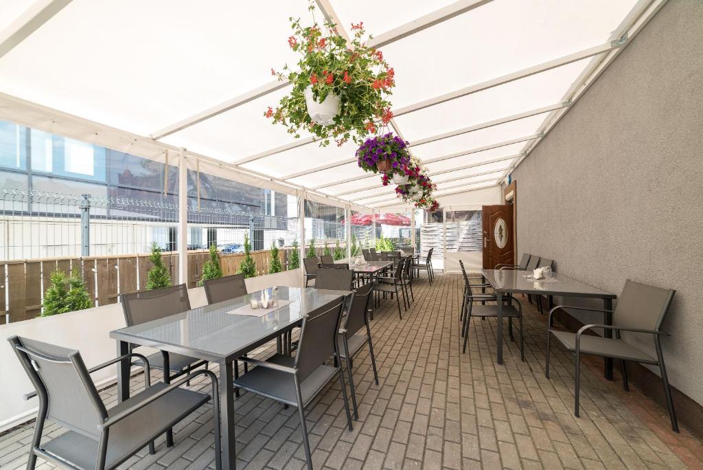 Reštaurácia alebo iné gastronomické zariadenie v ubytovaní Hostel Filip