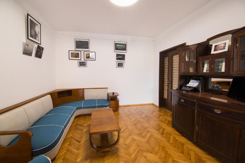 TV a/nebo společenská místnost v ubytování Design Apartment in Sofia top city center