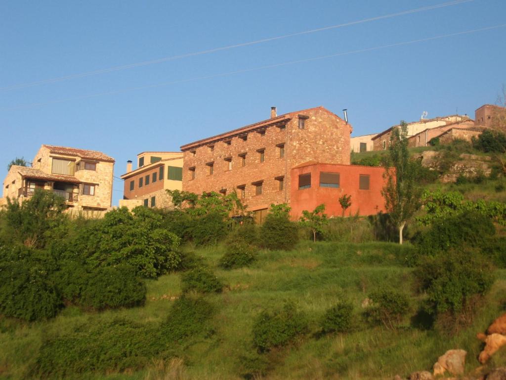 un groupe de bâtiments anciens sur une colline herbeuse dans l'établissement Casa Rural SPA El Rincón de Palmacio, à Pálmaces de Jadraque