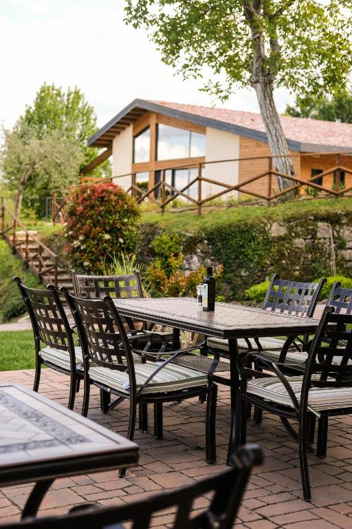 A garden outside Agriturismo Le Anfore