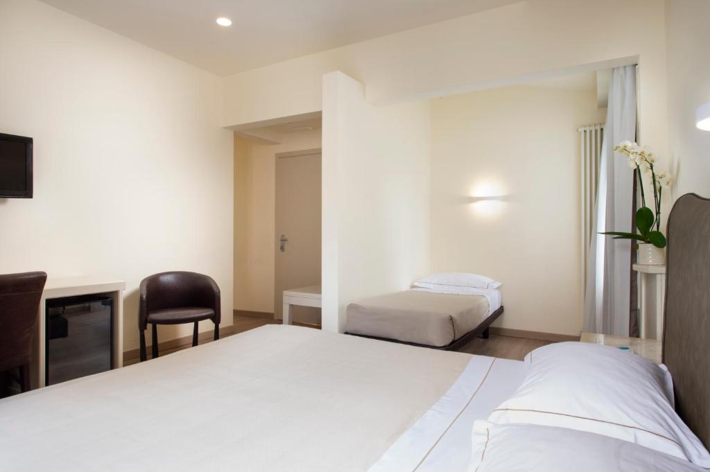Llit o llits en una habitació de Hotel Grifone Firenze - Meetings & Spa