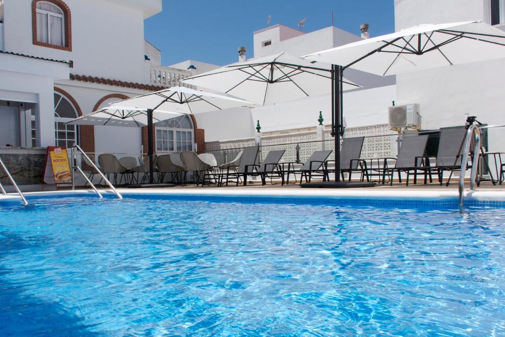 Bazén v ubytování Hotel Chipiona nebo v jeho okolí