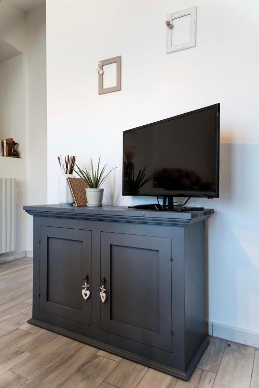 Televízia a/alebo spoločenská miestnosť v ubytovaní Tosca's House