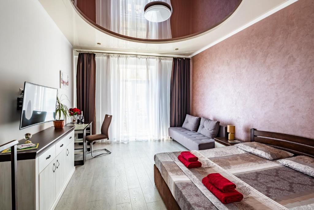 una camera d'albergo con un grande letto e un divano di LeoApart near Rynok Square with 2 bedroom with balcony a Lviv