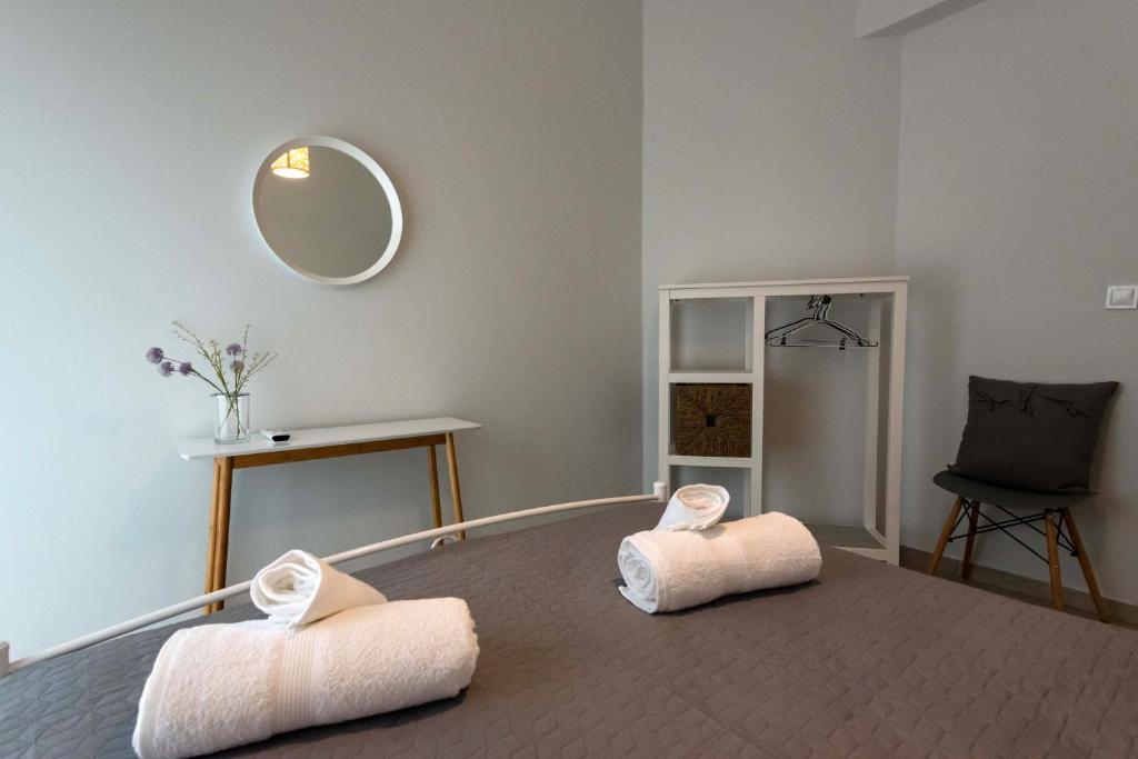 Łóżko lub łóżka w pokoju w obiekcie Avra Apartment