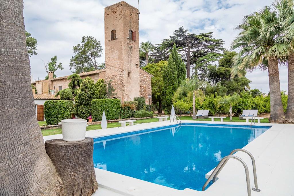 Villa con piscina y torre en Alquería Calatrava B&B, en Burriana