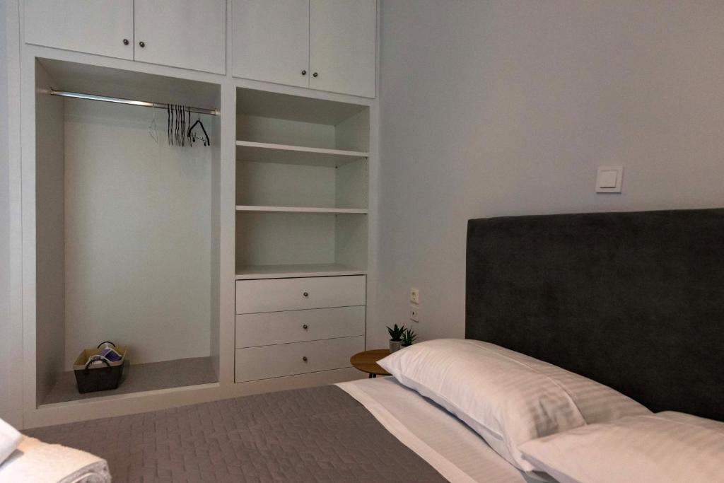 Łóżko lub łóżka w pokoju w obiekcie Avra Apartment