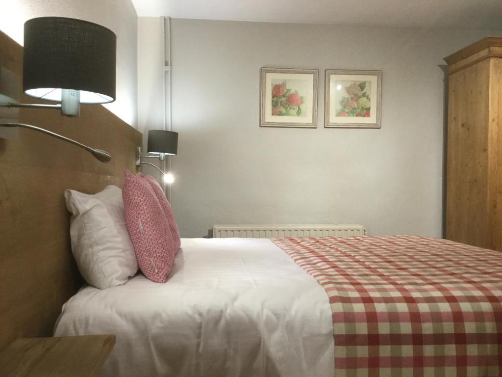 Postel nebo postele na pokoji v ubytování Hotel Côté Cour