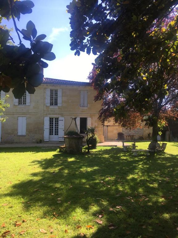 une maison avec une grande cour devant elle dans l'établissement Villa Josephine, à Quinsac