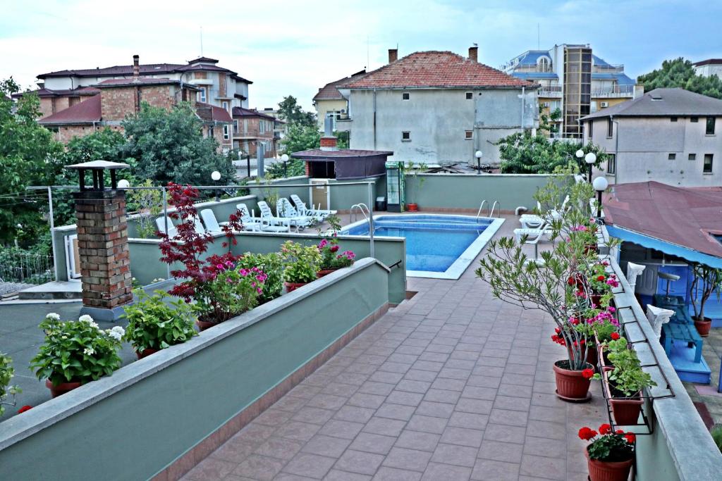 Изглед към басейн в Къща за гости Костадинови или наблизо