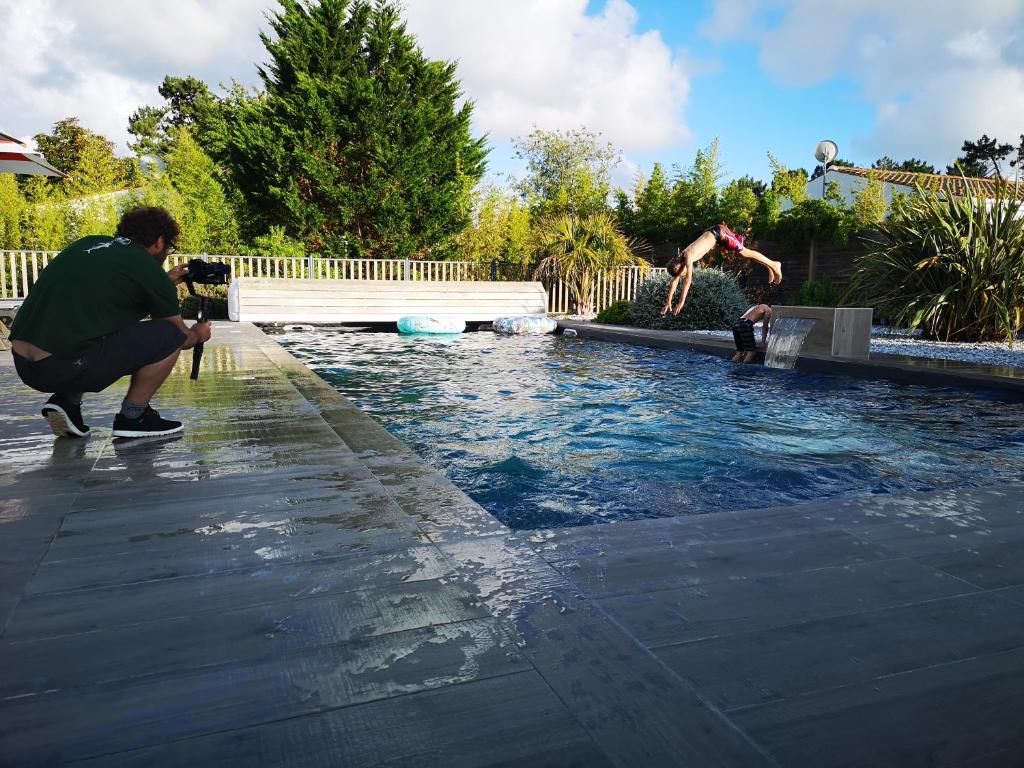 Piscine de l&#39;&eacute;tablissement H&ocirc;tel Le Vert Bois ou situ&eacute;e &agrave; proximit&eacute;