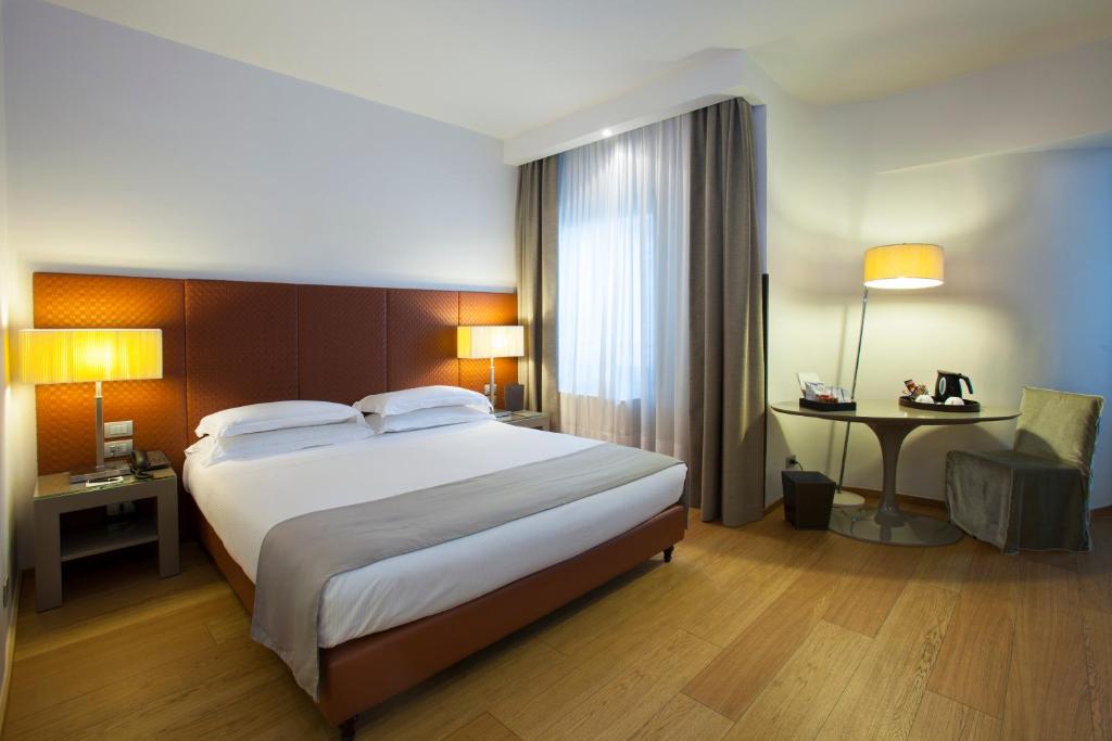 Postel nebo postele na pokoji v ubytování Starhotels Michelangelo Florence