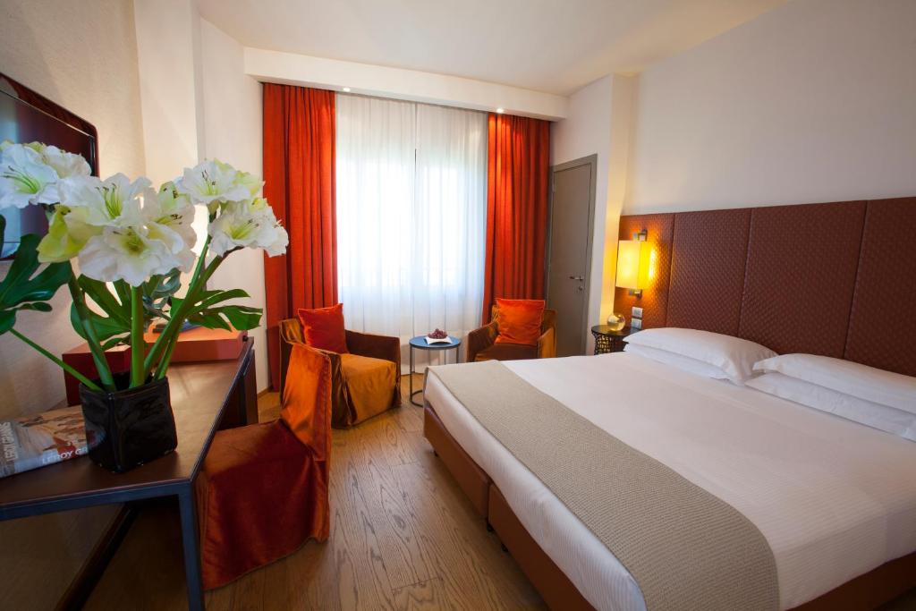 Postel nebo postele na pokoji v ubytování Starhotels Michelangelo Florence