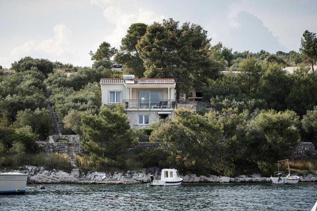 una casa sulla riva di un corpo d'acqua di Beach house Blue Lagoon a Okrug Gornji