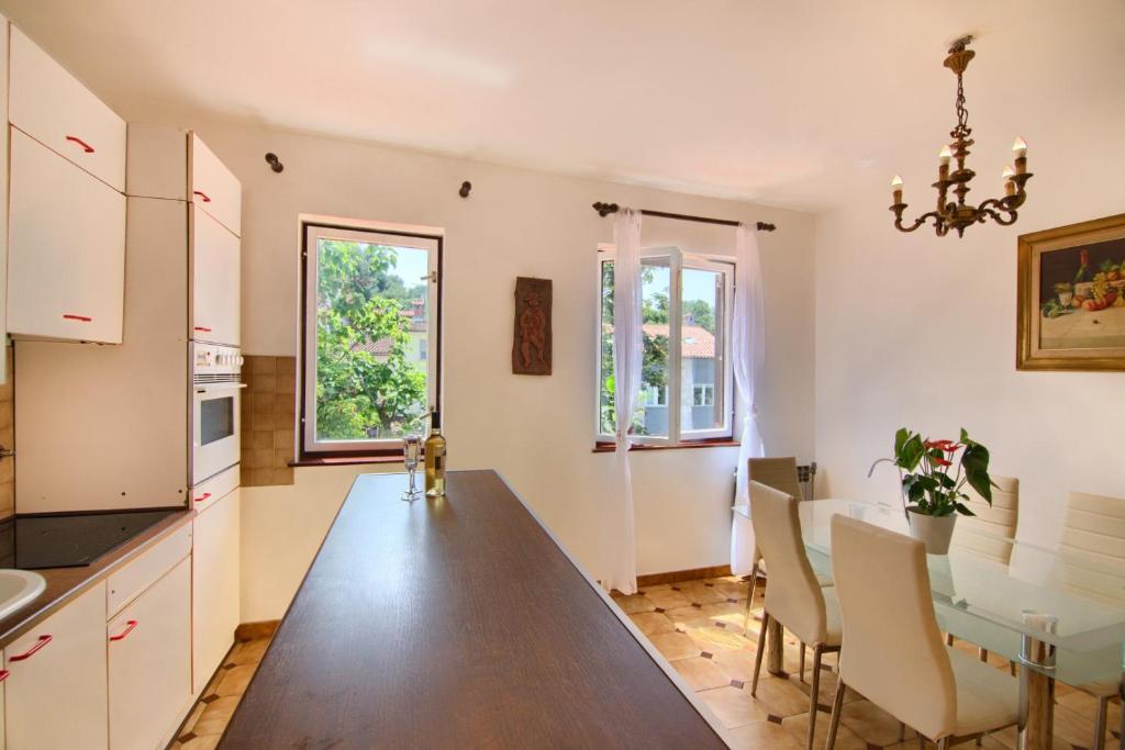 Kuchyň nebo kuchyňský kout v ubytování Apartments Mare