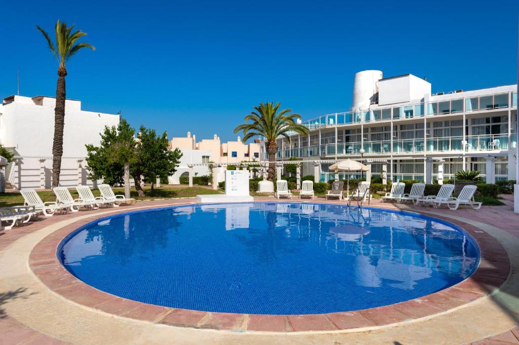 una gran piscina frente a un edificio en Aparthotel Vibra Club Maritim en San Antonio Bay