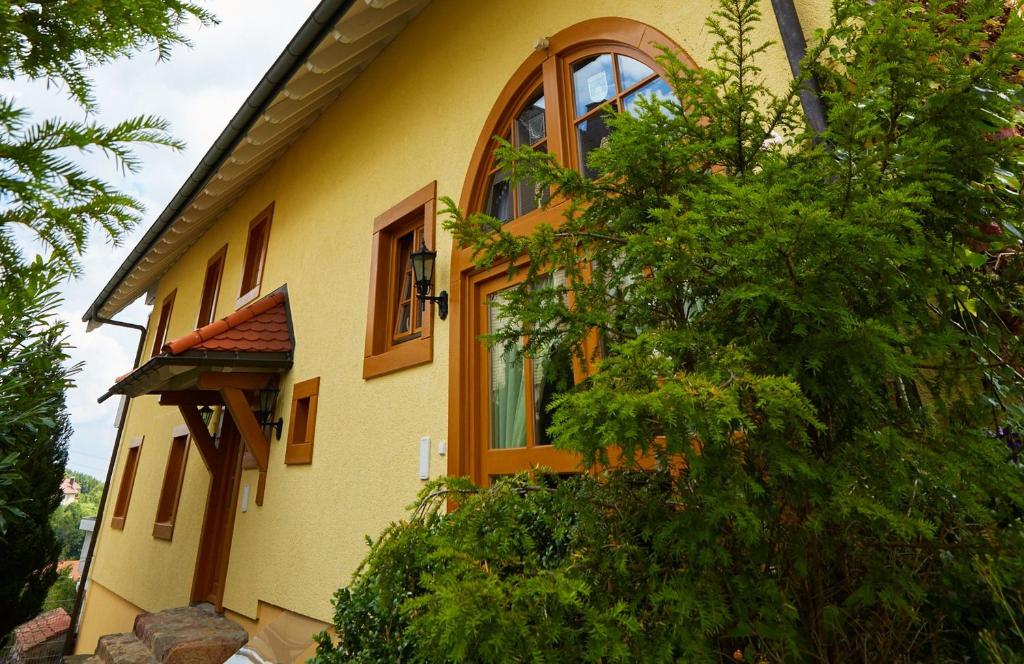 una casa amarilla con una gran ventana en el lateral. en Villa Grenzenlos en Löffingen