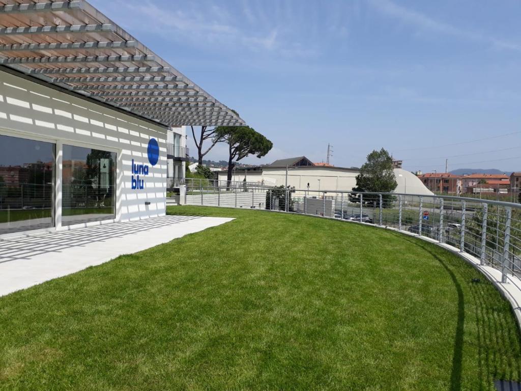 a fence on the side of a building with a yard at Luna Blu in La Spezia