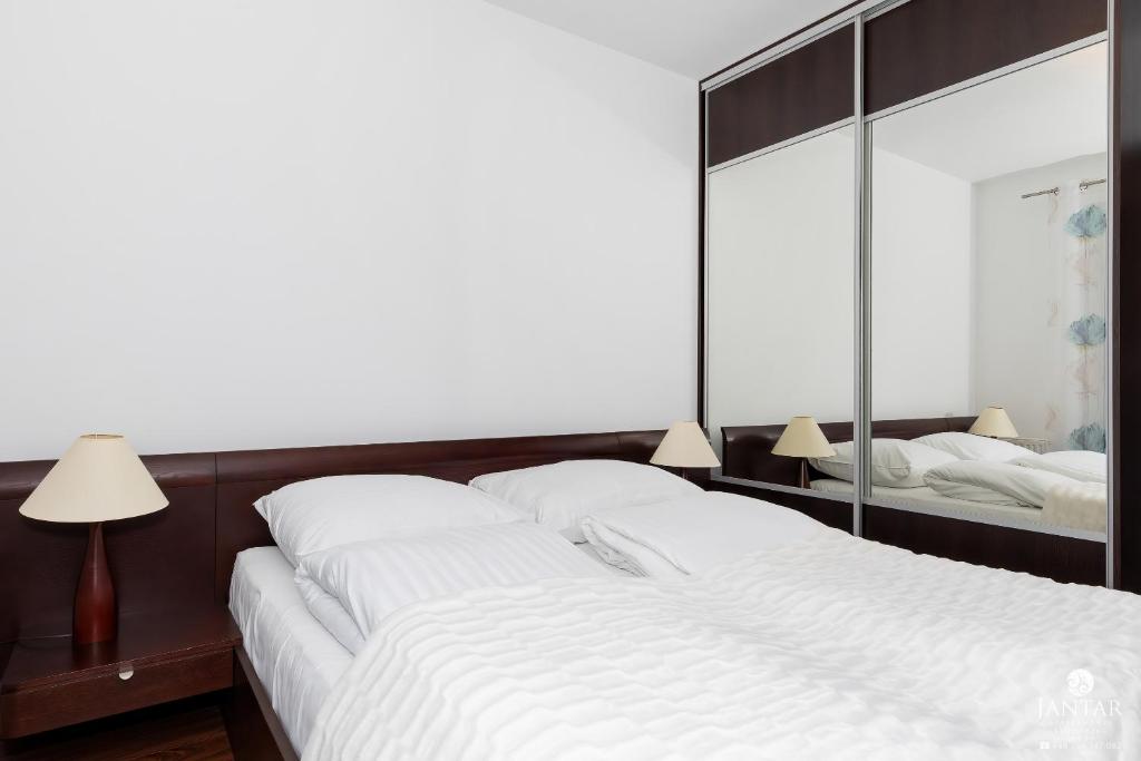 Postel nebo postele na pokoji v ubytování Jantar Apartamenty - Family Vacation Polanki