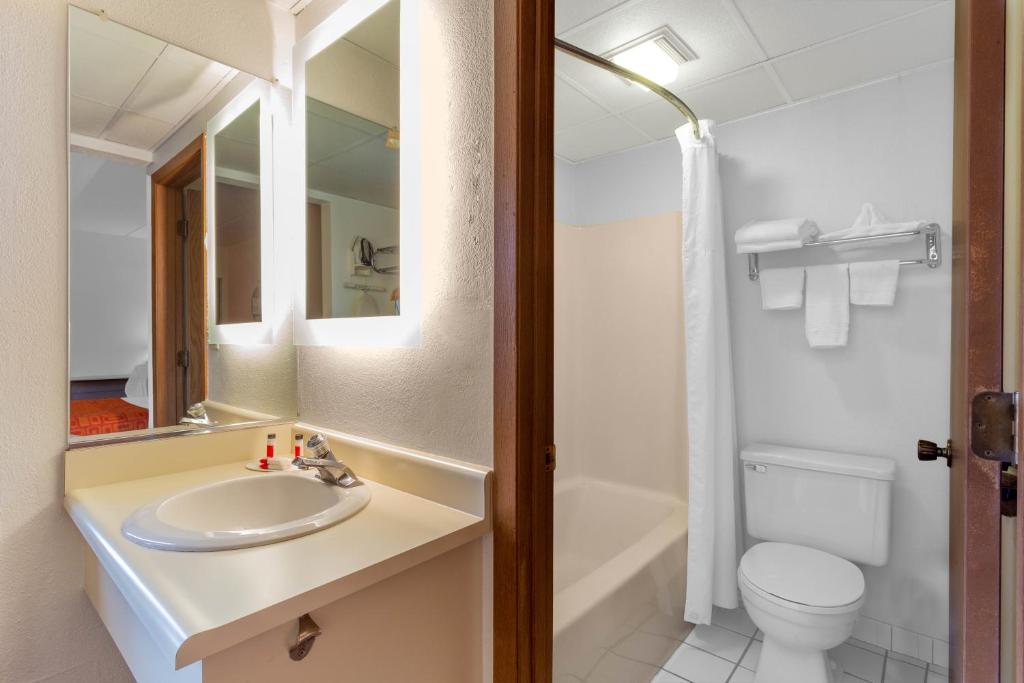 Howard Johnson by Wyndham Waukegan Great Lakes photo