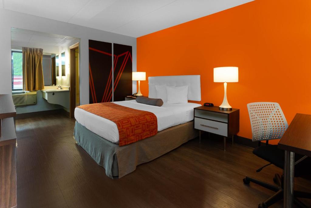Howard Johnson by Wyndham Waukegan Great Lakes photo